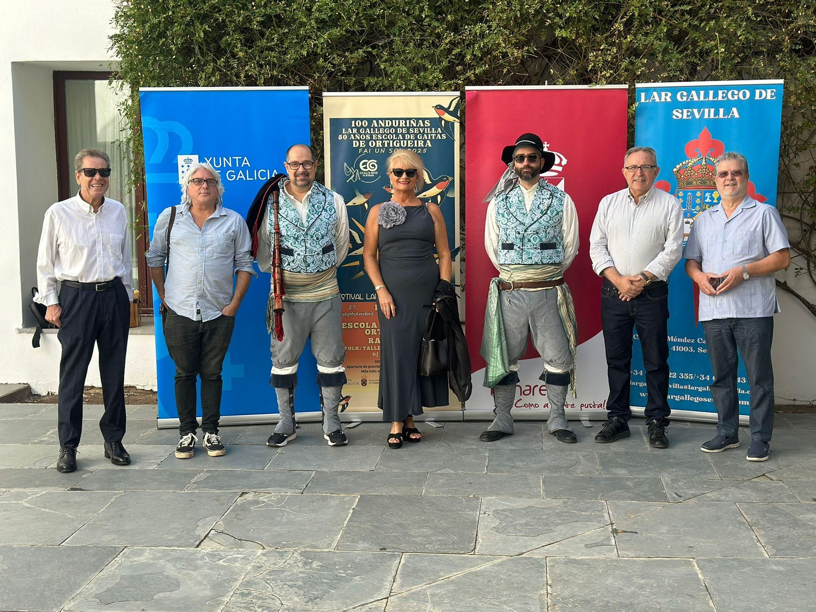 Directivos y gaiteros del Lar Gallego