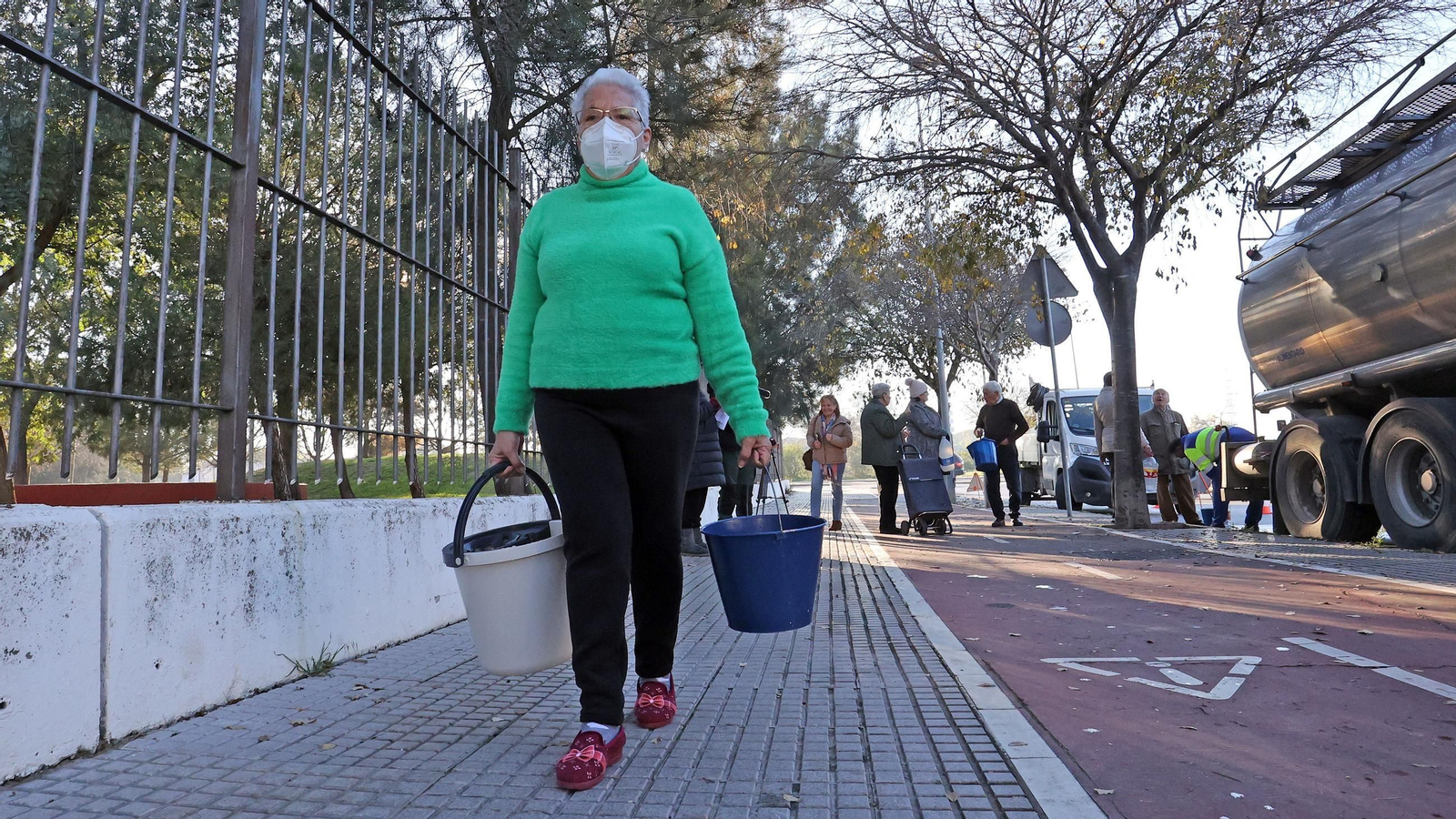 Imágenes del reparto de agua en Vallesequillo