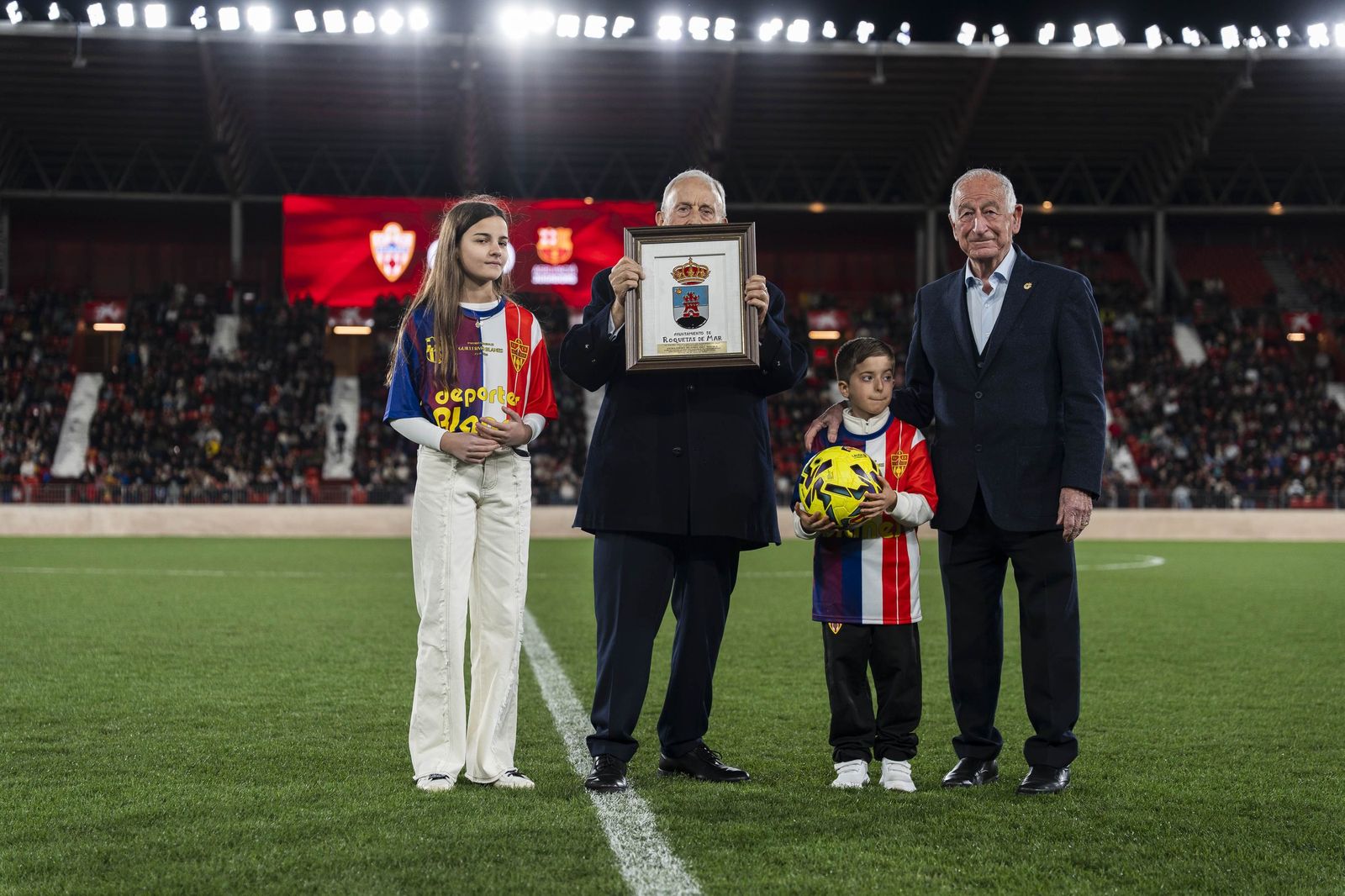 Fotogalería del partido homenaje a Guillermo Blanes entre los veteranos de la UD Almería y el FC Barcelona