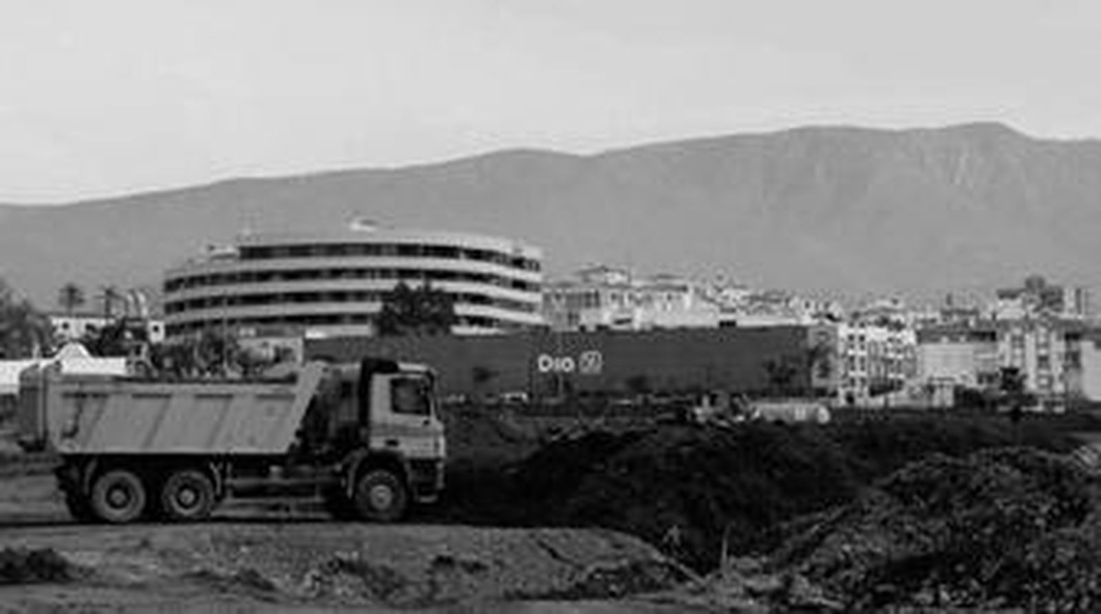1. El alcalde de Motril, Carlos Rojas, puso ayer la primera piedra junto a personal de la empresa Bogaris y varios empresarios de la ciudad costera. 2. Las máquinas están trabajando ya en el solar, un terreno situado junto a Alcampo tras la antigua discoteca Lokura. El proyecto incluye también un cambio en los accesos a la zona.