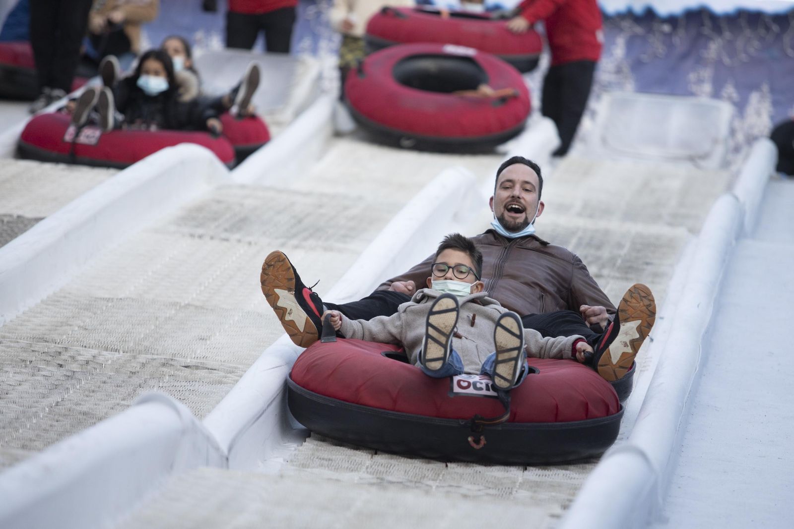 Multitud de visitantes y ambiente navideño en Granada durante el puente, en imágenes