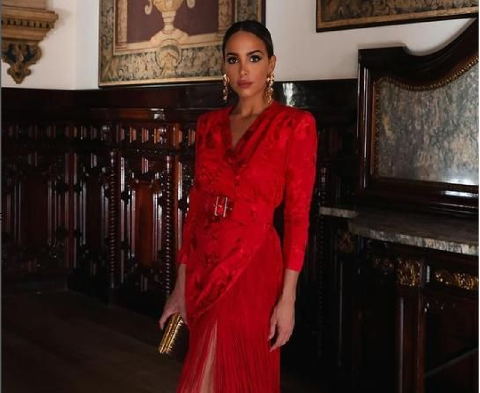 Rojo y de mangas largas, el vestido elegante de Zara para un look de Semana Santa más abrigadito.