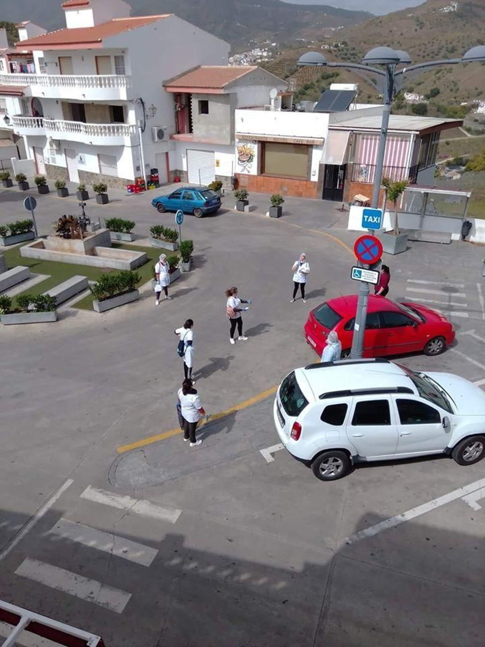 Voluntarias para atender a los mayores en el paseo de Almáchar.