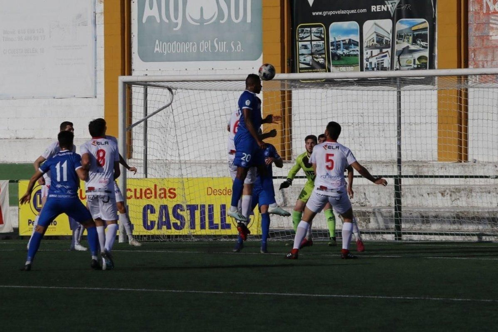Edet remata de cabeza en una jugada que acabó con el balón en el poste.