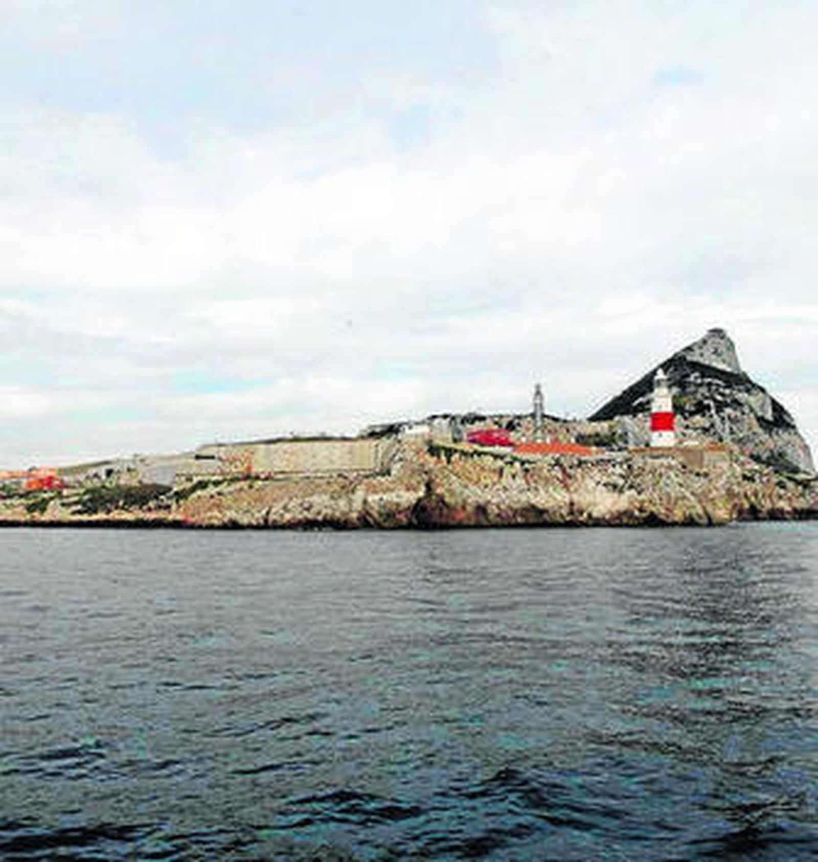 Imagen de las aguas que rodean el Peñón, por la zona de Punta Europa.