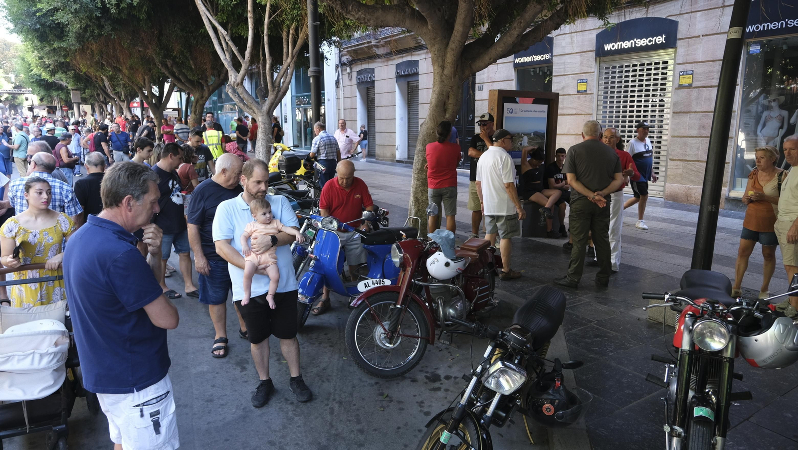 Las motos antiguas dan brillo a la Feria de Almería