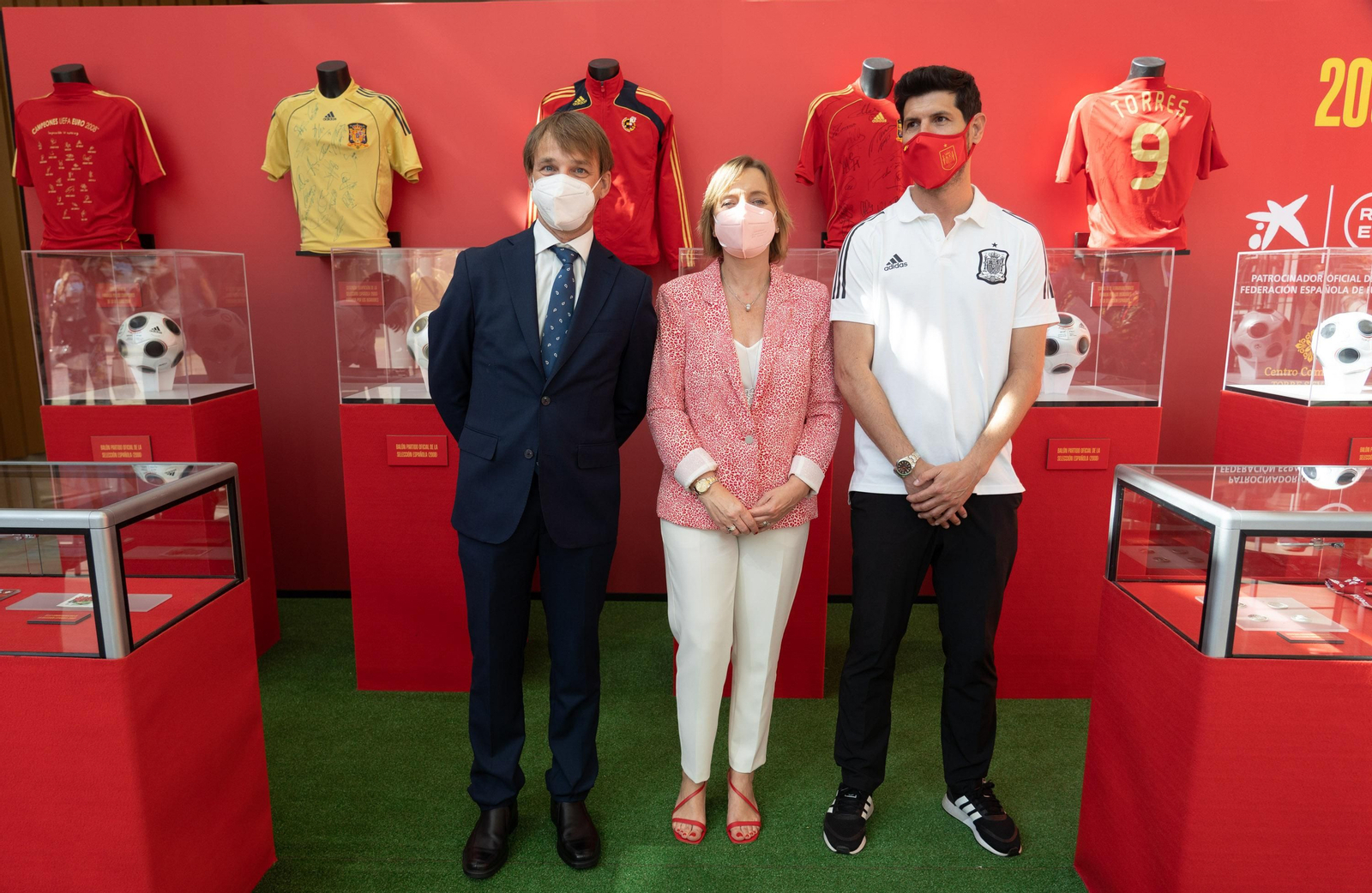 Jordi Soldevila, Mª Jesús Catalá y el ex jugador Albert Luque en la exposición de La Roja en el centro comercial Torre Sevilla.
