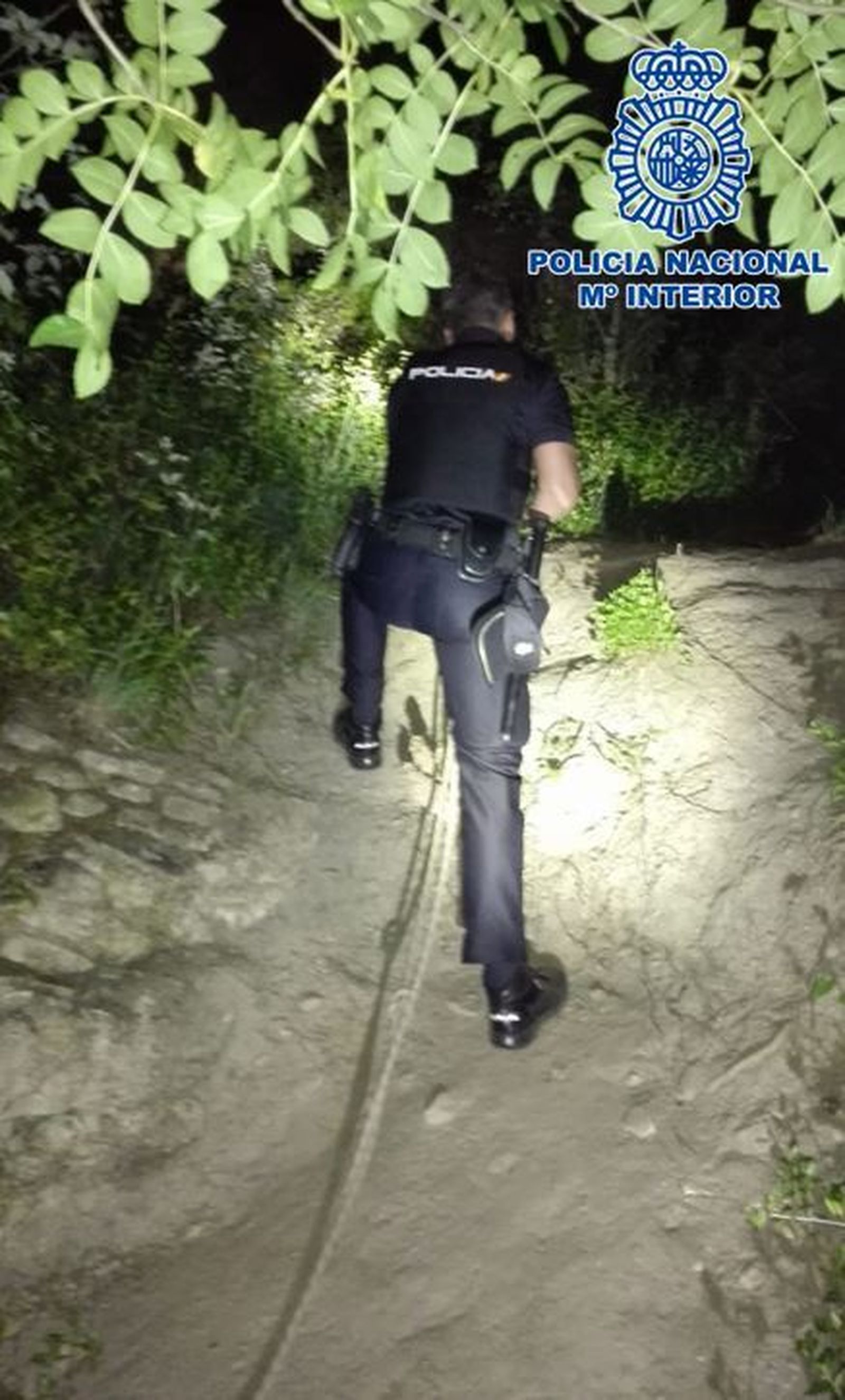 Un agente de la Policía Nacional durante la búsqueda del joven perdido en la Dehesa del Generalife.
