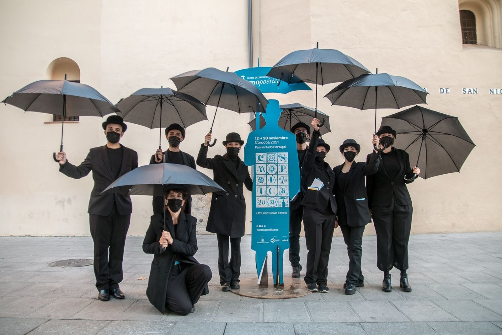 El hombre del paraguas de Cosmopoética promociona el festival por la ciudad.