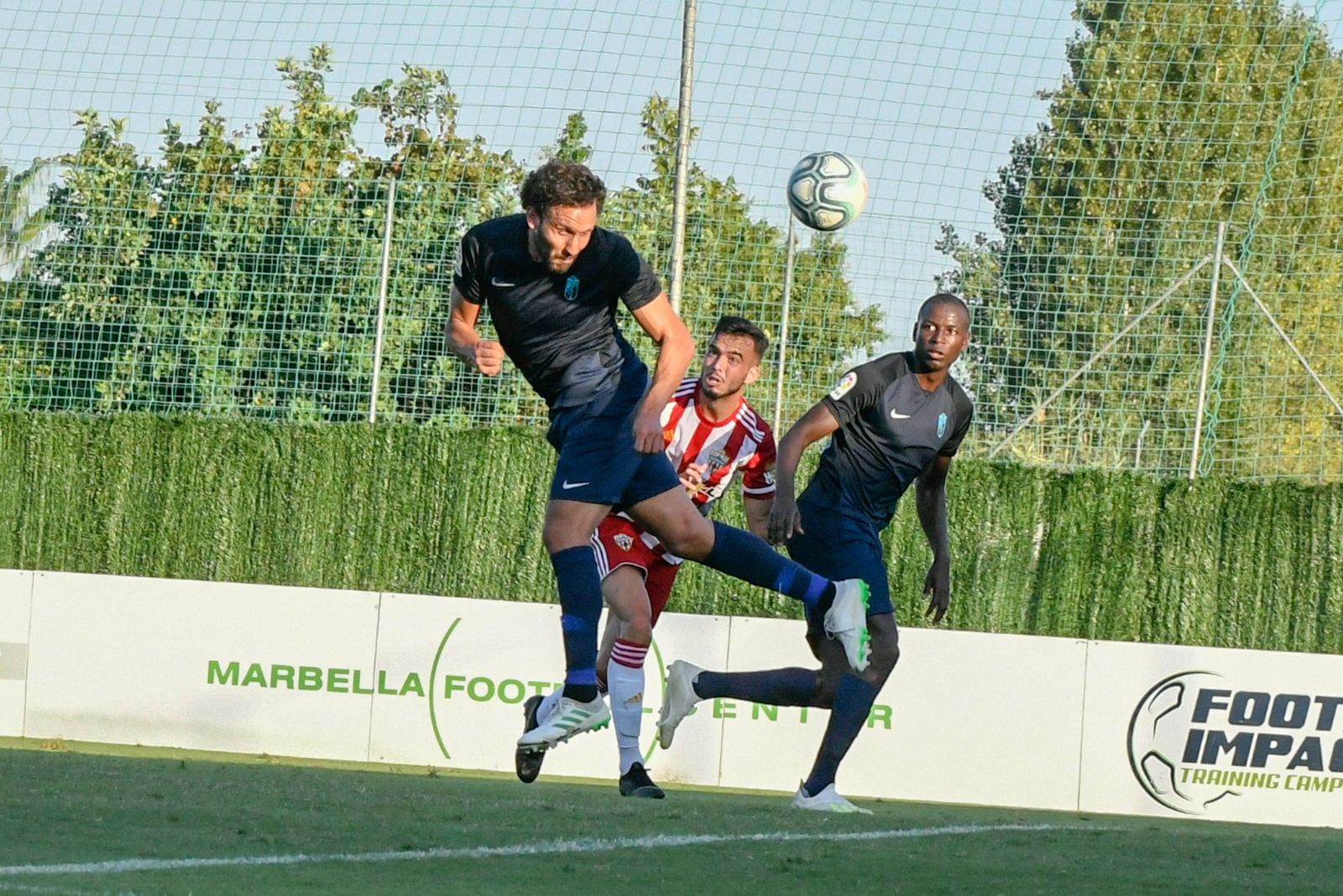Germán remata un balón en el encuentro ante el Almería