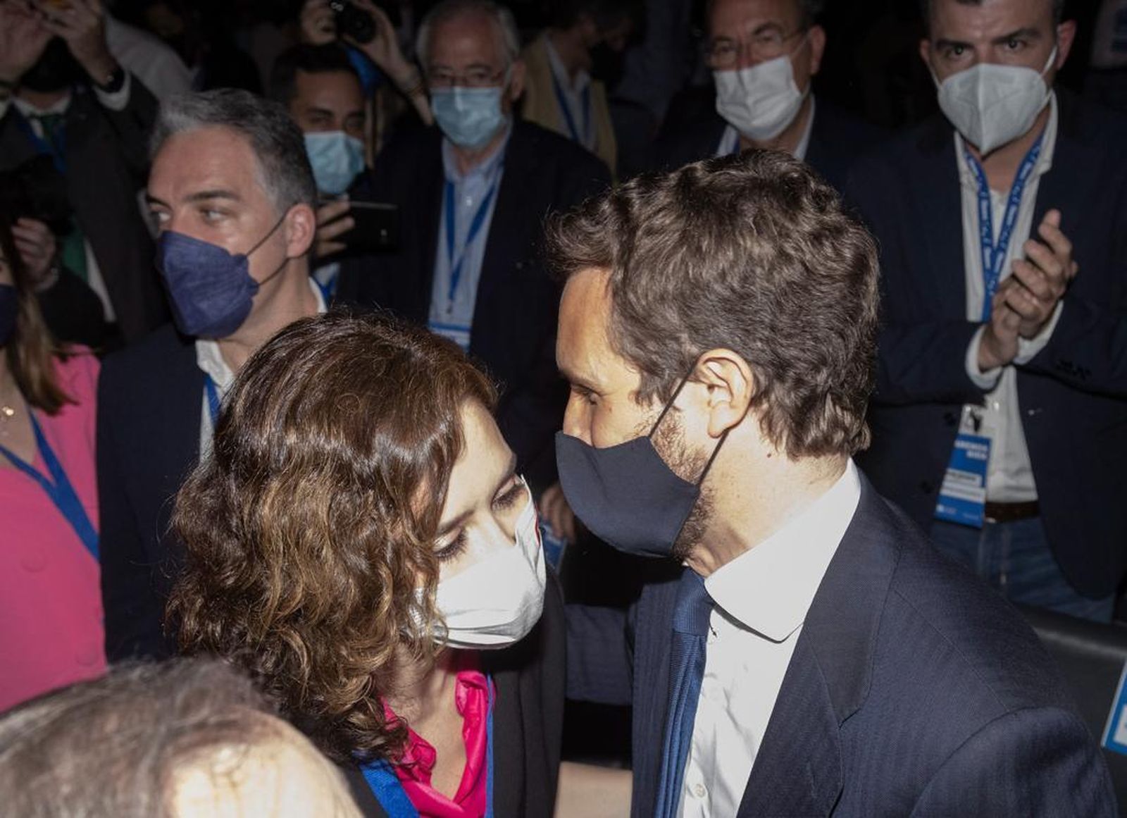 El saludo de Isabel Díaz Ayuso y Pablo Casado en Sevilla.