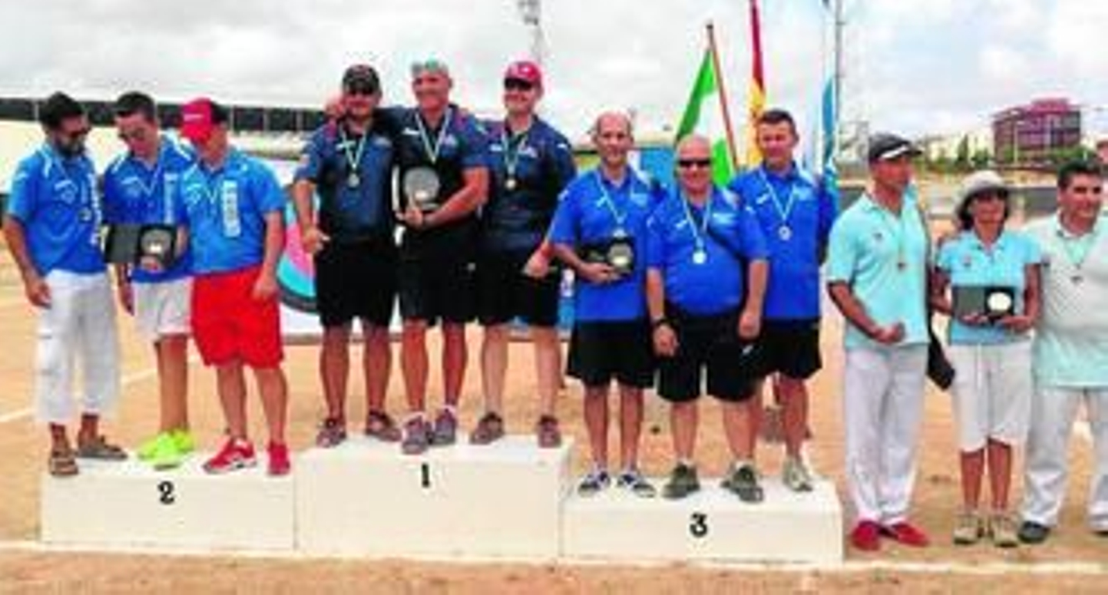 Podio en la prueba de arco compuesto en la que el equipo del Club Asirio logró la segunda posición.