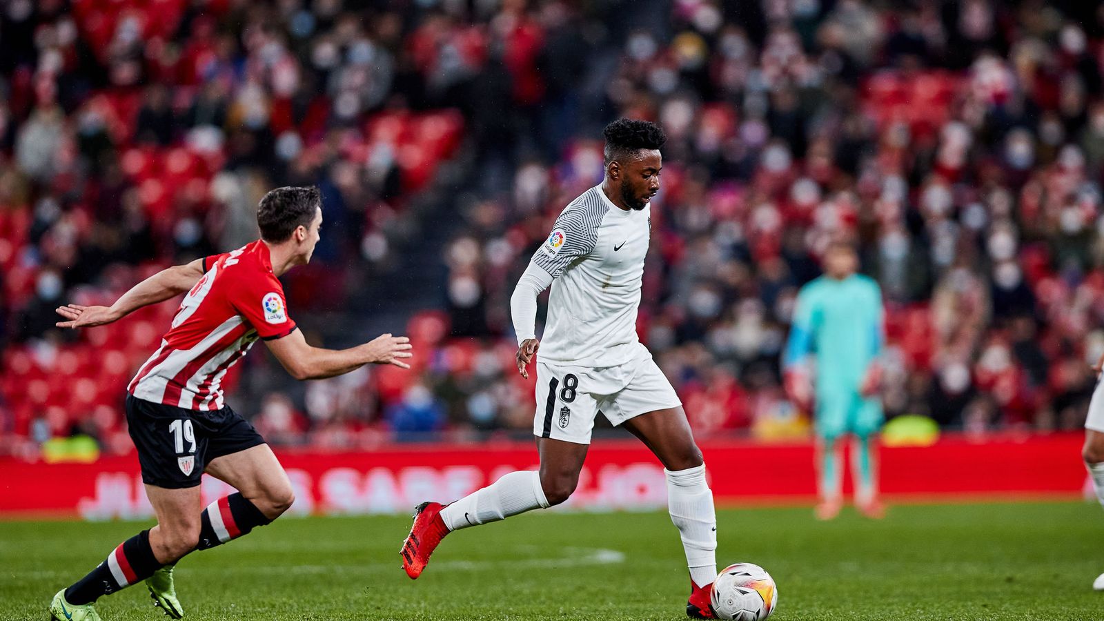 Eteki volvió a jugar tras superar su lesión muscular.