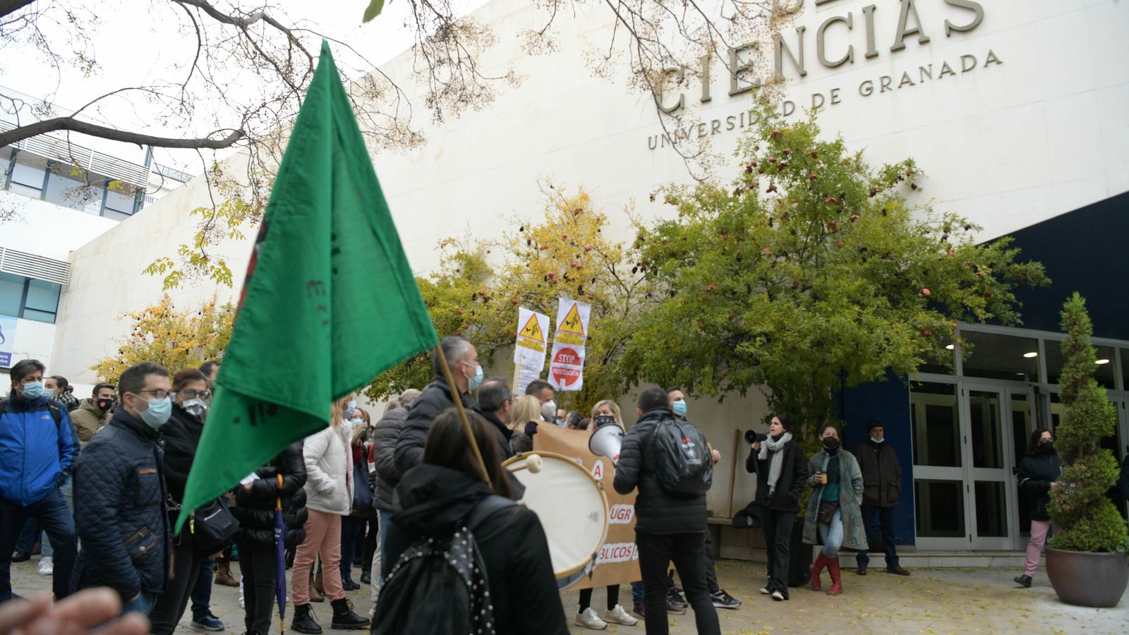 Protesta a las puertas del Aula Magna, antes del comienzo del claustro.