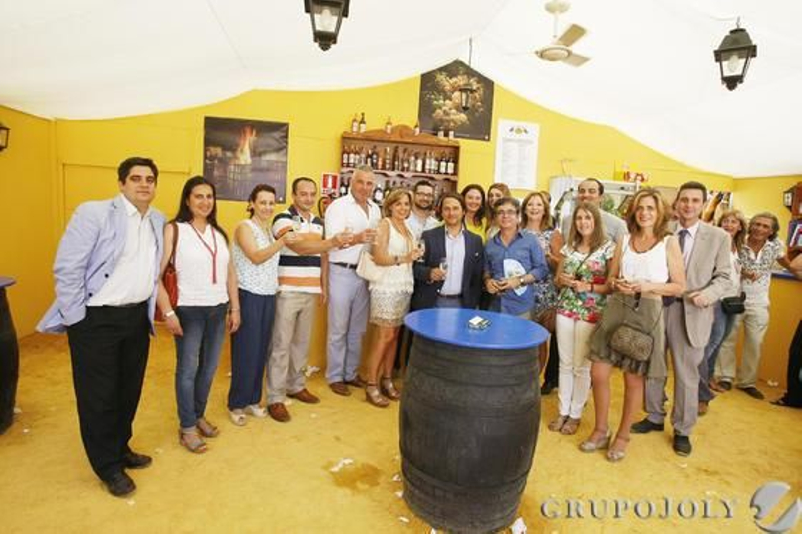 Un grupo de trabajadores de la red provincial de DKV en la caseta del Diario junto al director provincial de DKV, Antonio Vila;el pintor Juan Ángel González de la Calle, el director de este medio y Miguel Berraquero.

Foto: Vanesa Lobo