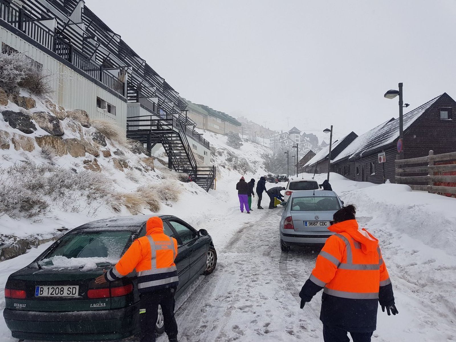 Rescate de vehículos sin cadenas que quedaron atrapados por la nieve en Monachil.
