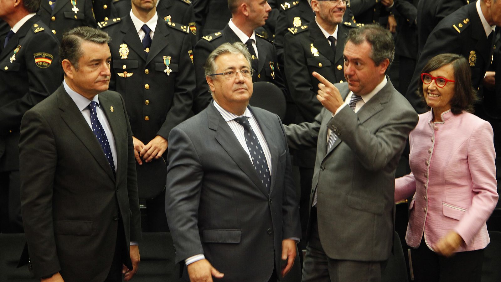 Espadas le indica algo a Zoido junto a Rosa Aguilar y Antonio Sanz.