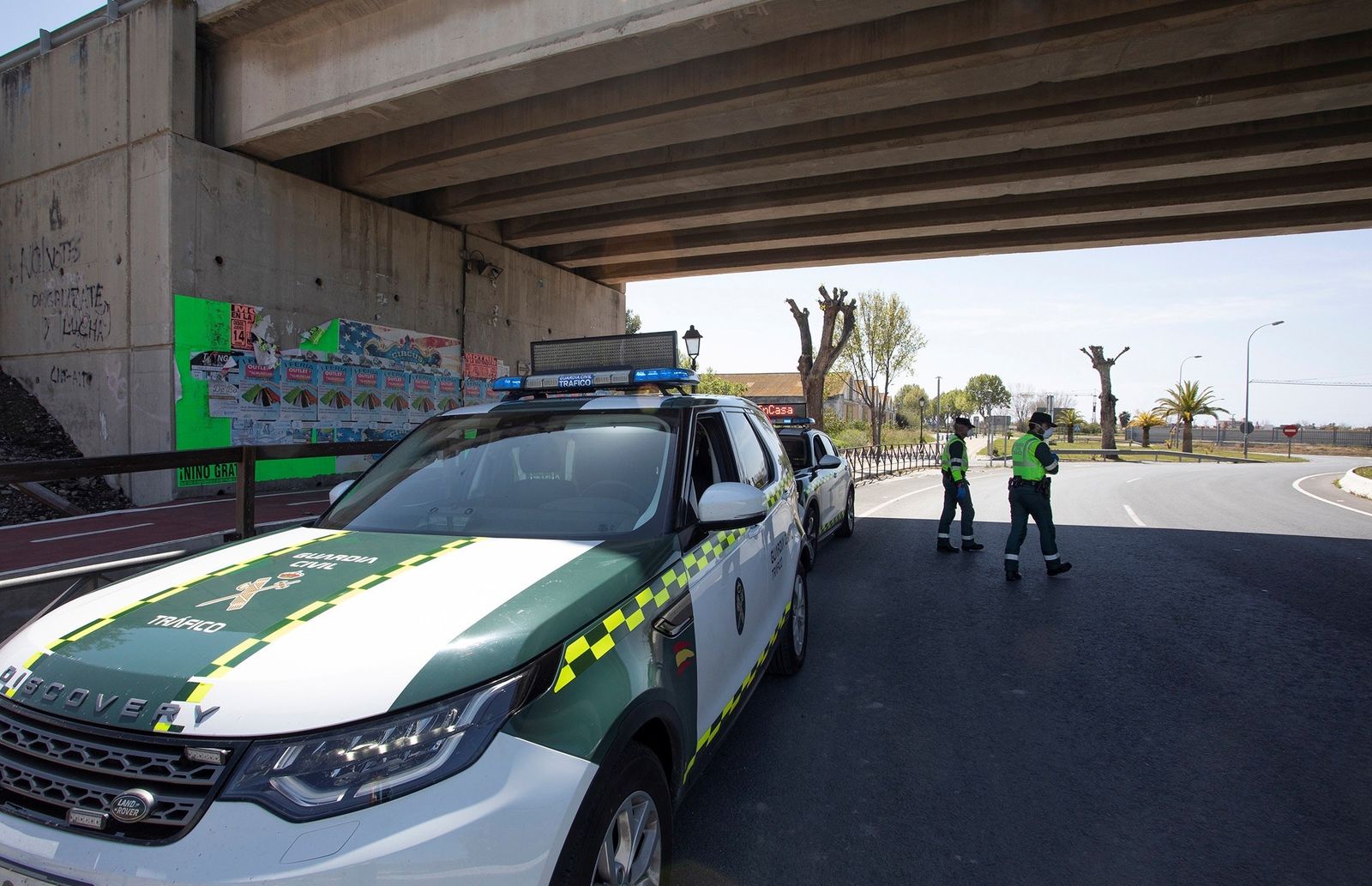 Agentes de la Guardia Civil en un control.
