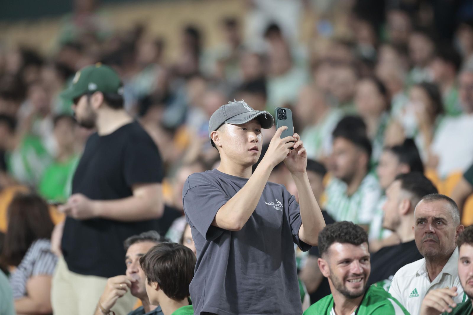 Búscate en las fotos del Betis - Nottingham Forest