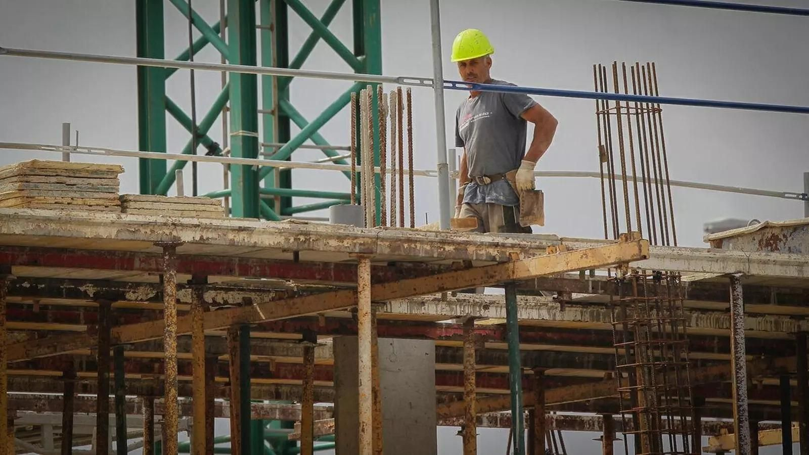 Imagen de archivo de un trabajador de la construcción, el sector productivo con menor tasa de absentismo.