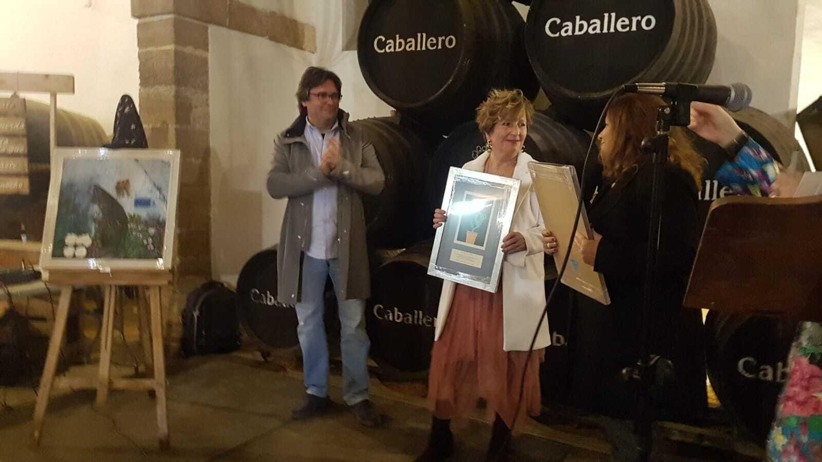La autora del cartel, Ana María Baro Millán, junto al pintor Cecilio Chaves (a la izquierda de la imagen).