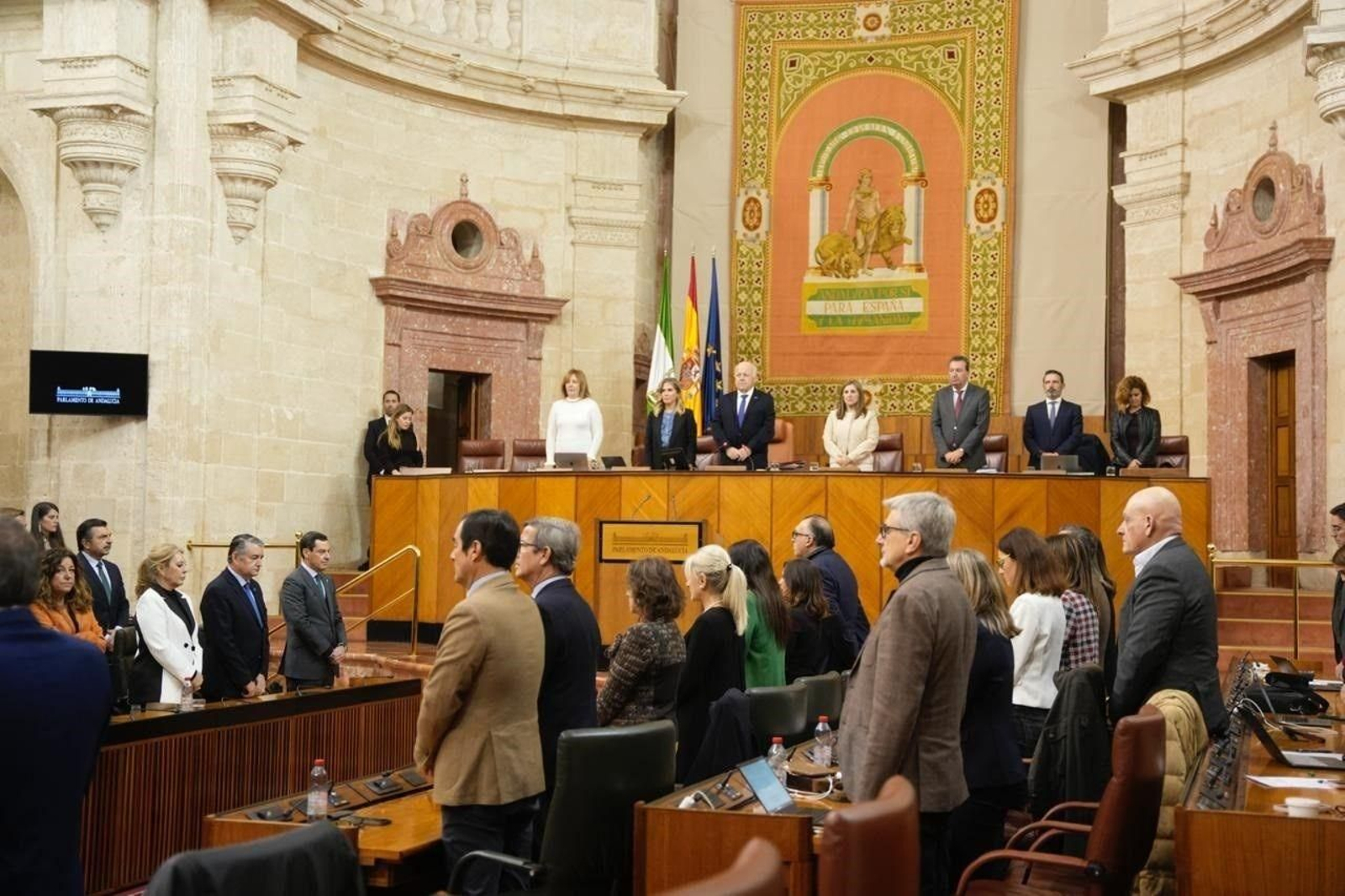 El Pleno del Parlamento de Andalucía ha guardado un minuto de silencio por las víctimas de violencia de género y violencia vicaria