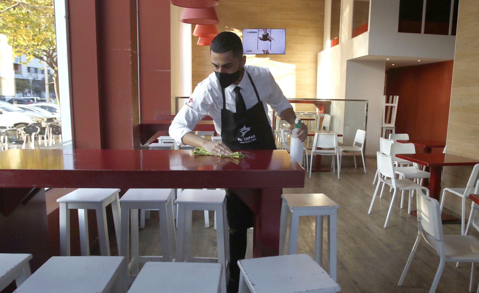 La primera tarde de cierre de bares y comercio en Córdoba, en fotografías
