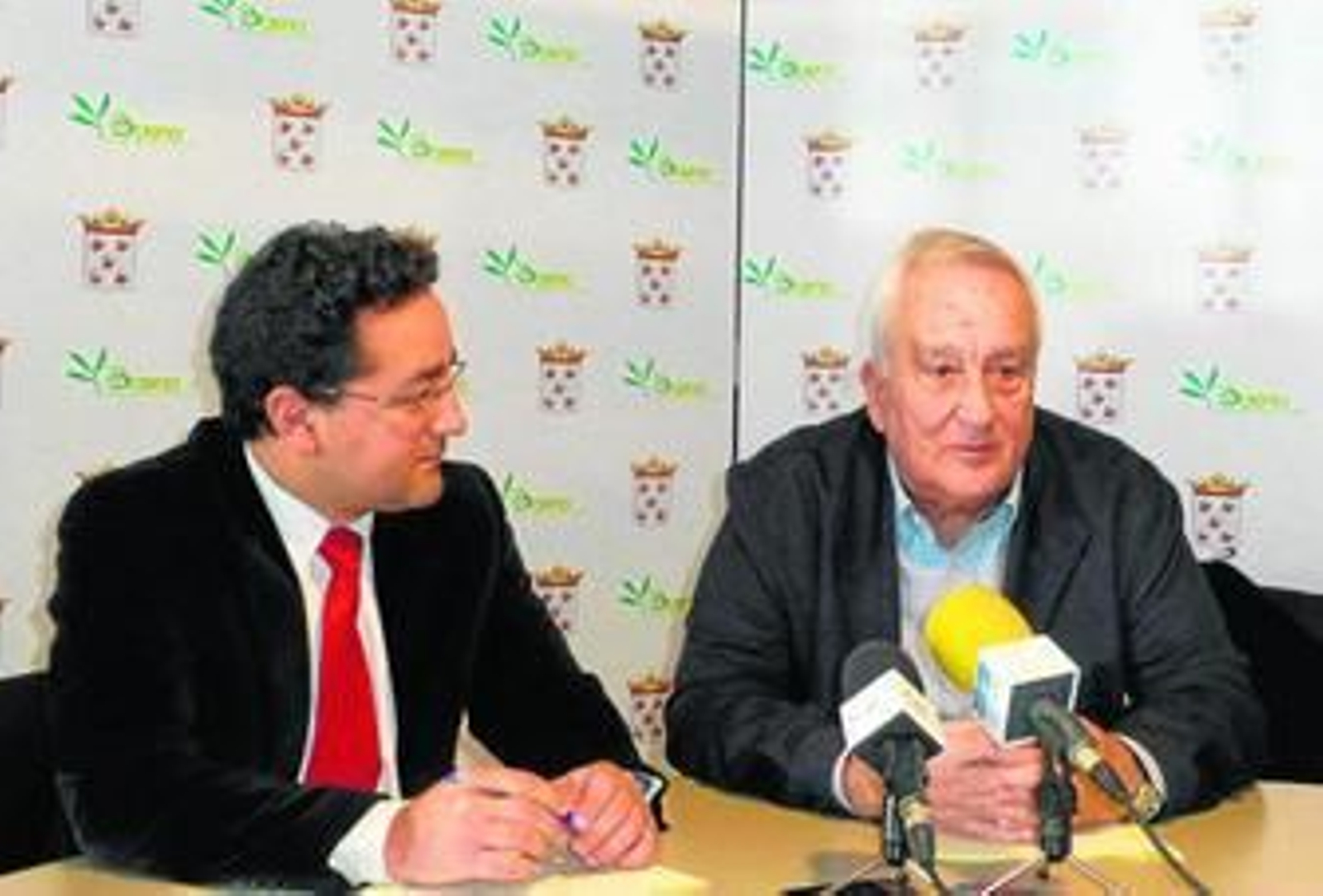 El alcalde, Jesús Rojano, y el presidente de Caja Rural de Baena, Pedro Bellón, firman el convenio.