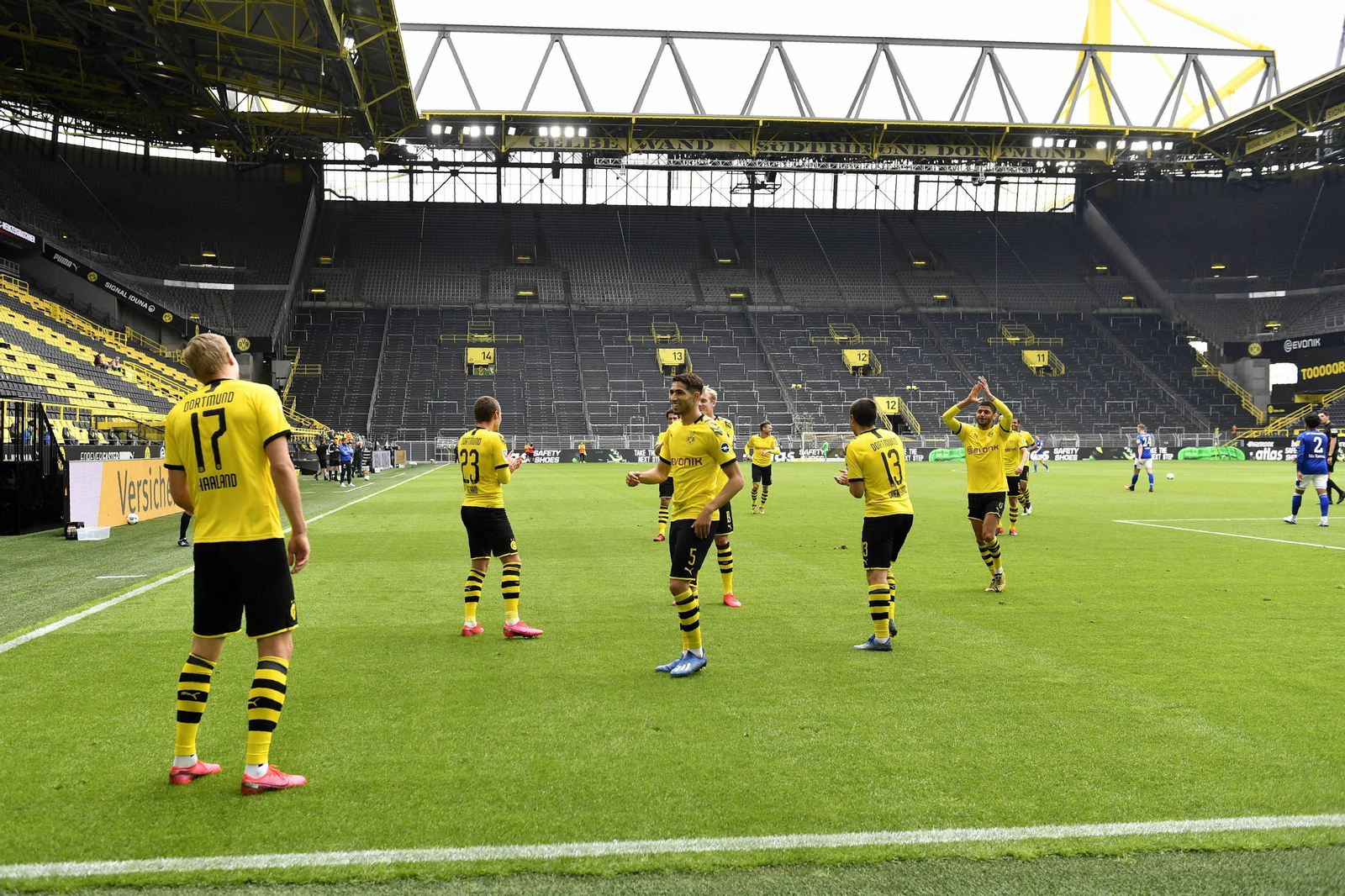 Los futbolistas del Dortmund celebran distanciados el gol de Haaland.
