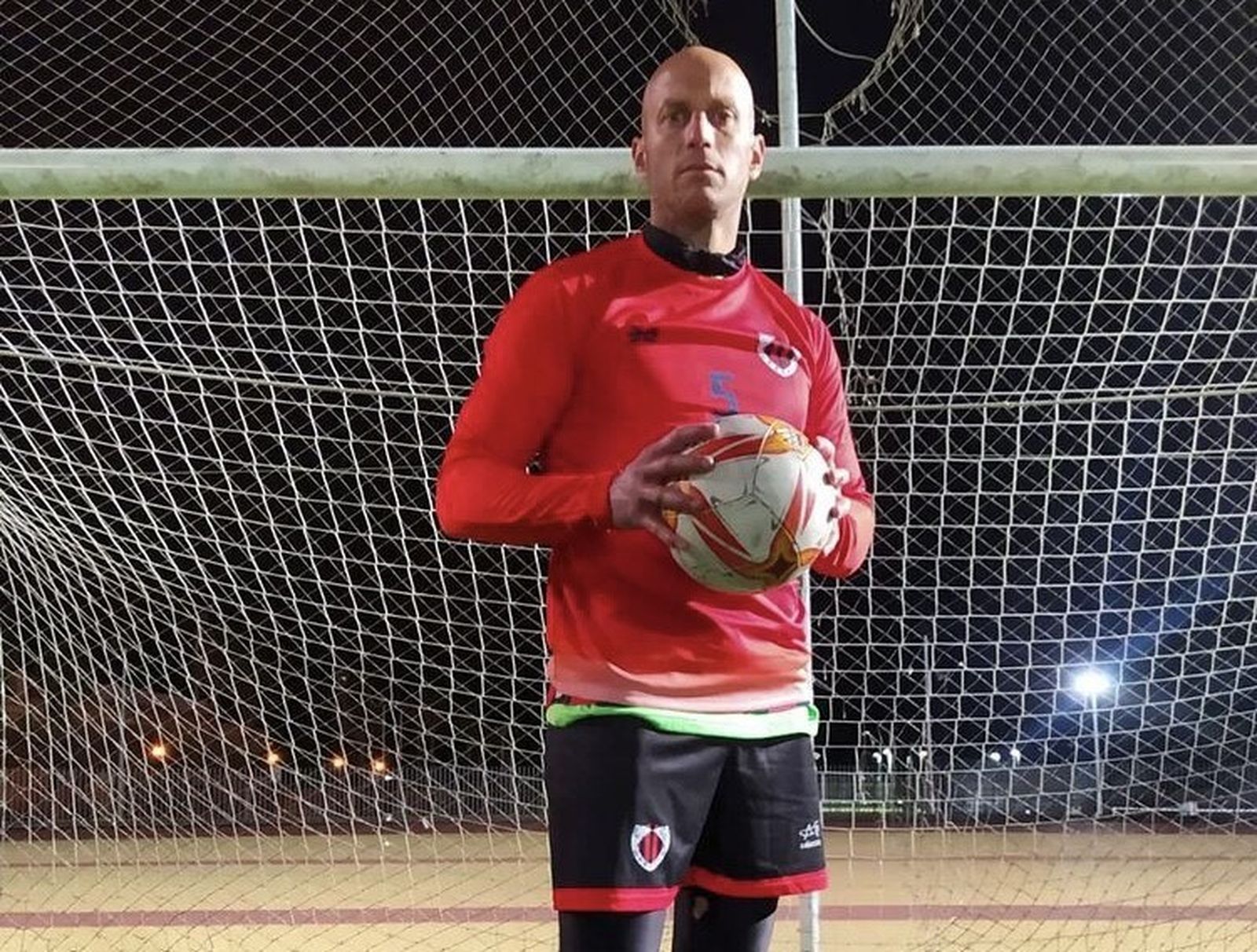 Nauzet posa con la indumentaria de su nuevo equipo, el Cartaya.