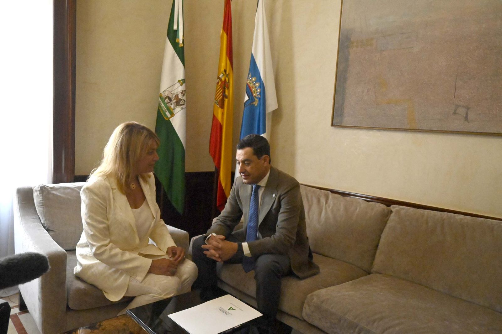 Visita de Juanma Moreno al Ayuntamiento de Huelva, en Imágenes