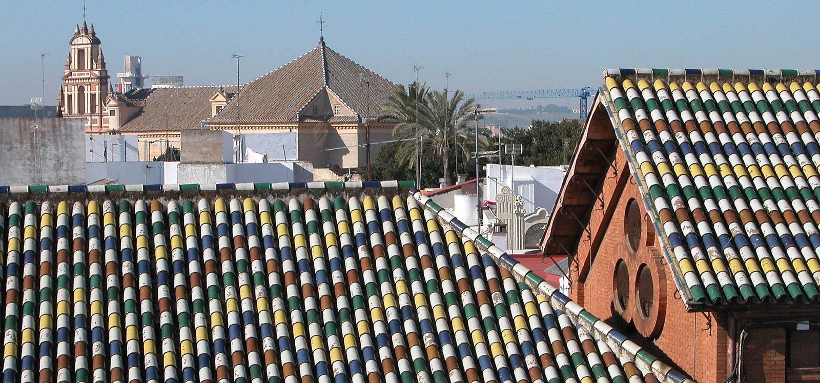 Los coloridos tejados de Monsalves con el Museo de Bellas Artes al fondo.