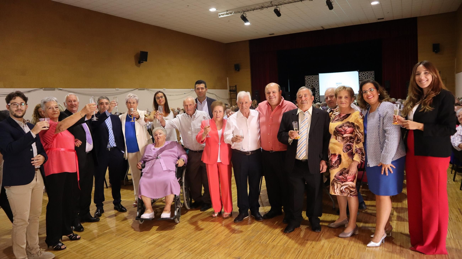 Brindis del equipo de Gobierno y las parejas que cumplían 50 años de casados
