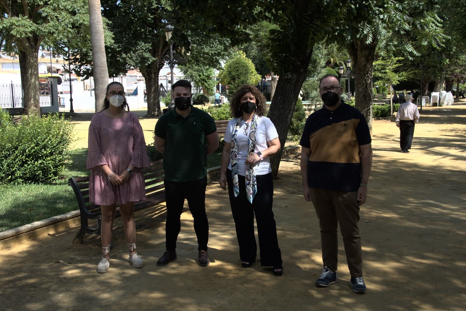 Equipo de gobierno municipal en el jardín de Benamejí.