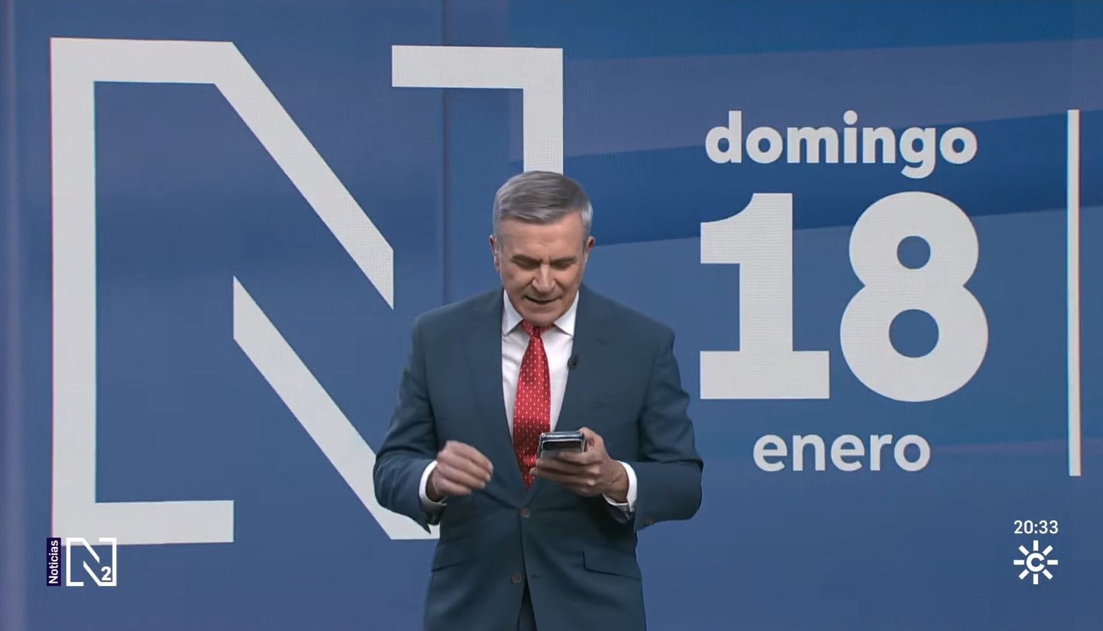 Fernando García consulta los primeros datos de la tragedia en el arranque del 'Canal Sur Noticias' de las 20.30 del domingo