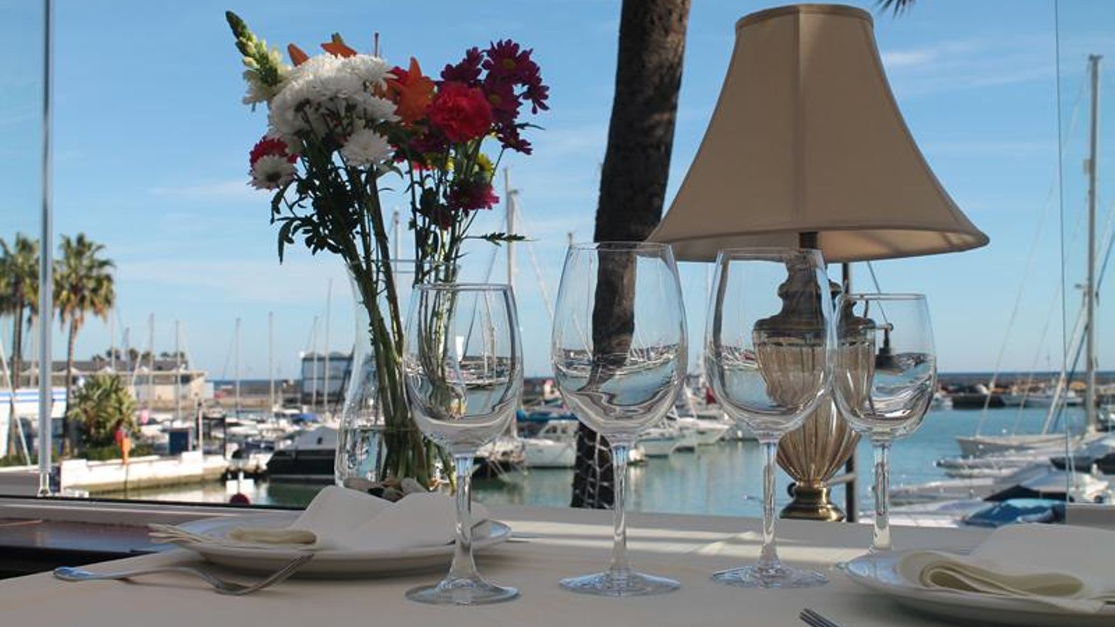 Preparación de una mesa en el restaurante Rosatti