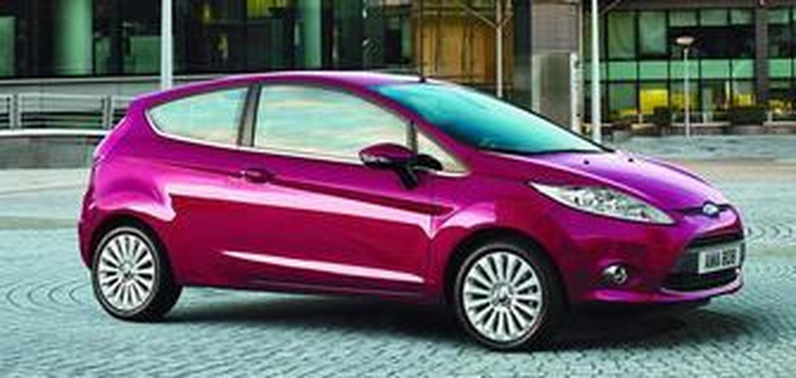 Vista lateral del nuevo Ford Fiesta, de líneas modernas y atractivas.