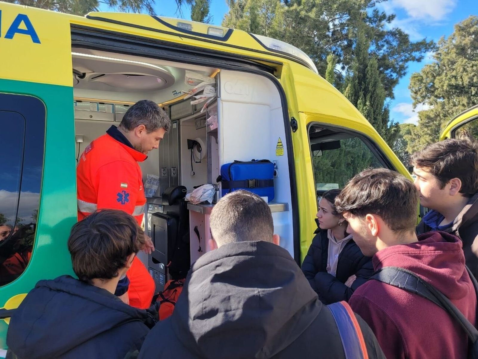 Los alumnos de Medac conociendo una uvi móvil