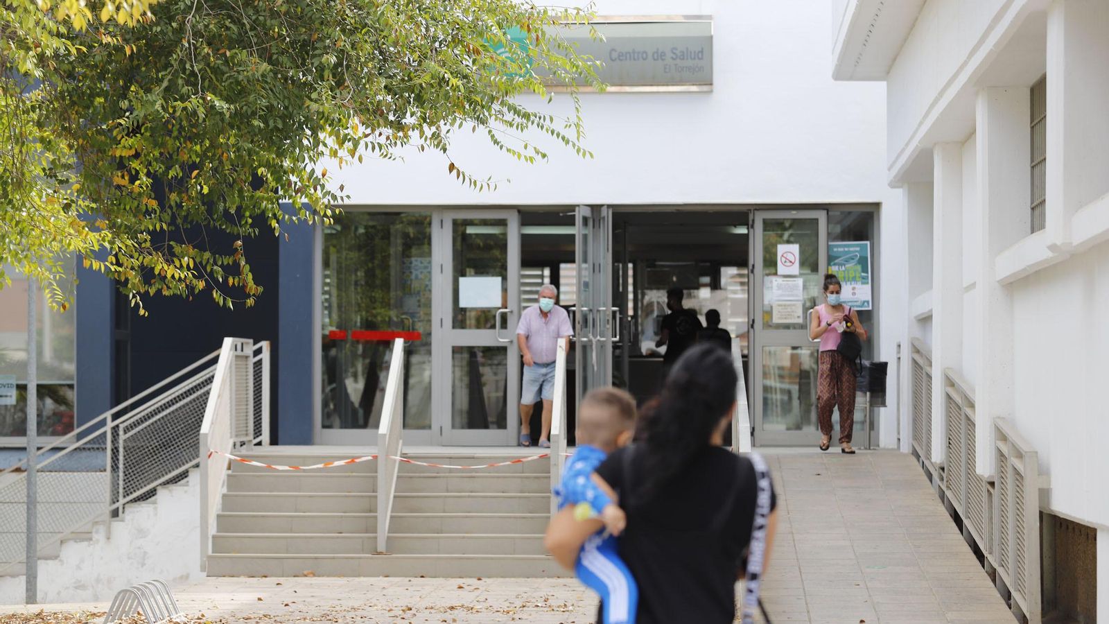 Una madre con su hijo en el centro de salud de El Torrejón.