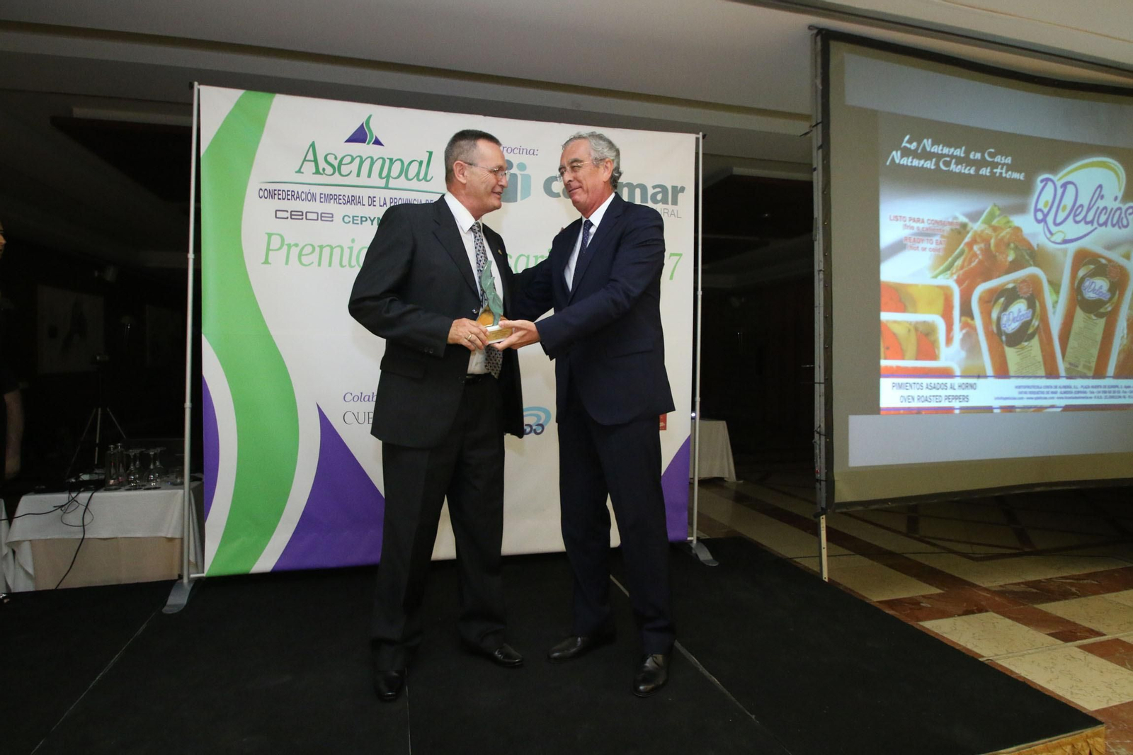 José Cano entregando un premio en una edición anterior de los Premios de Asempal. José Cano entregando un premio en una edición anterior de los Premios de Asempal.