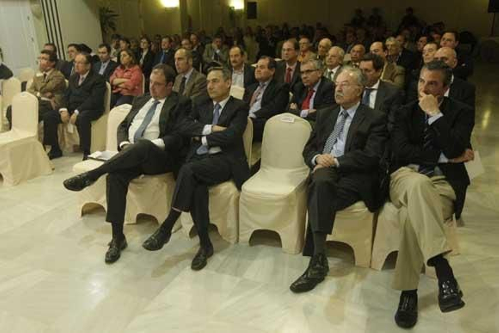 Imagen de los asistentes. En primera fila, Tomás Valiente, Ramón Segura, Manuel Morón y Fernández de Mesa./Fotos:Erasmo Fenoy

Foto: Erasmo Fenoy