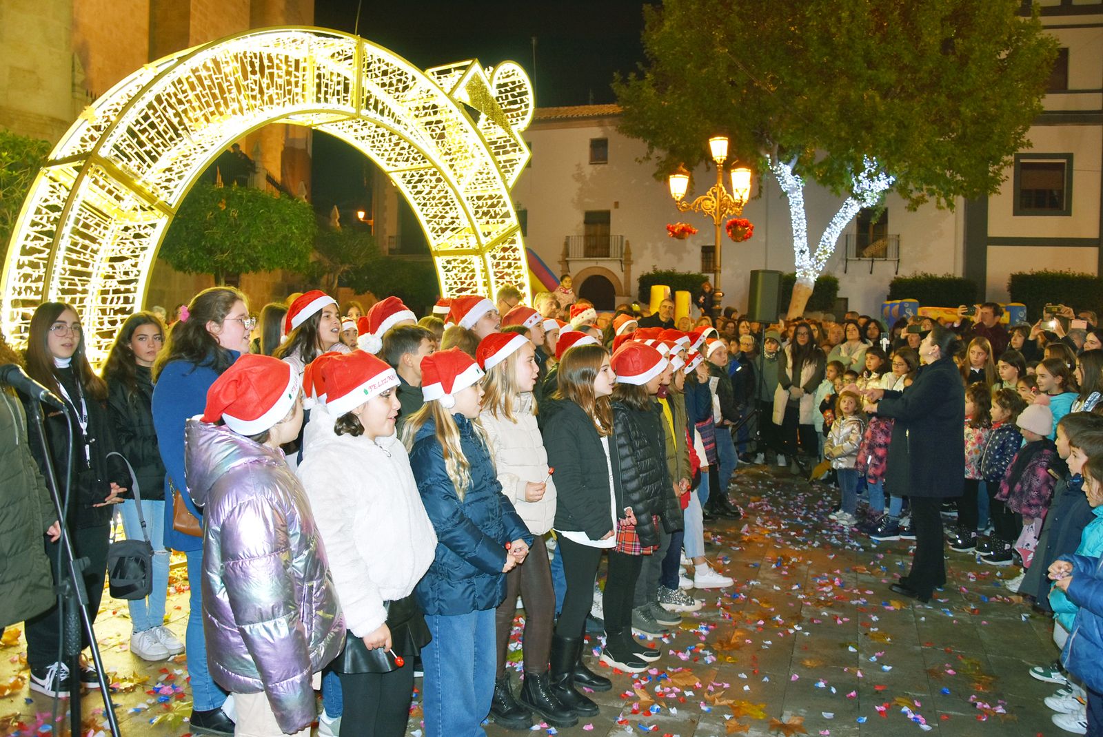 Actividades por Navidad en Baza: Los vecinos  disfrutan del encendido de luces