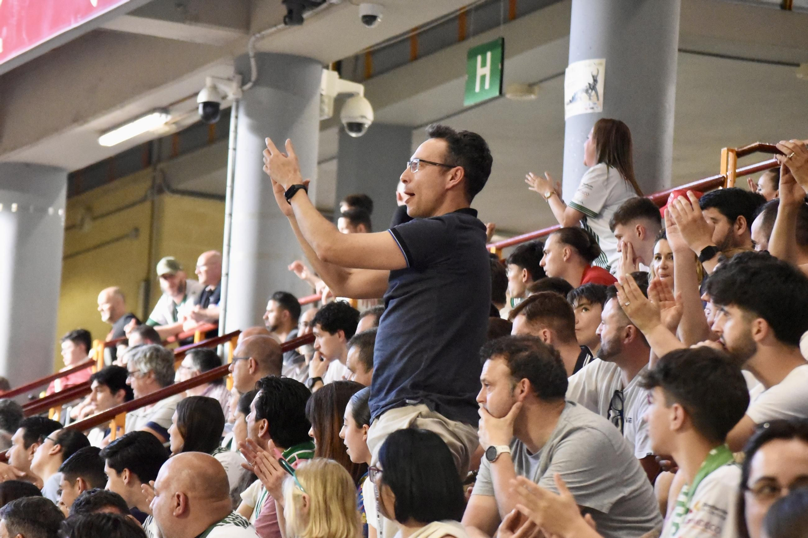 Las mejores fotos del ambiente en Vista Alegre para el Córdoba Futsal - Peñíscola