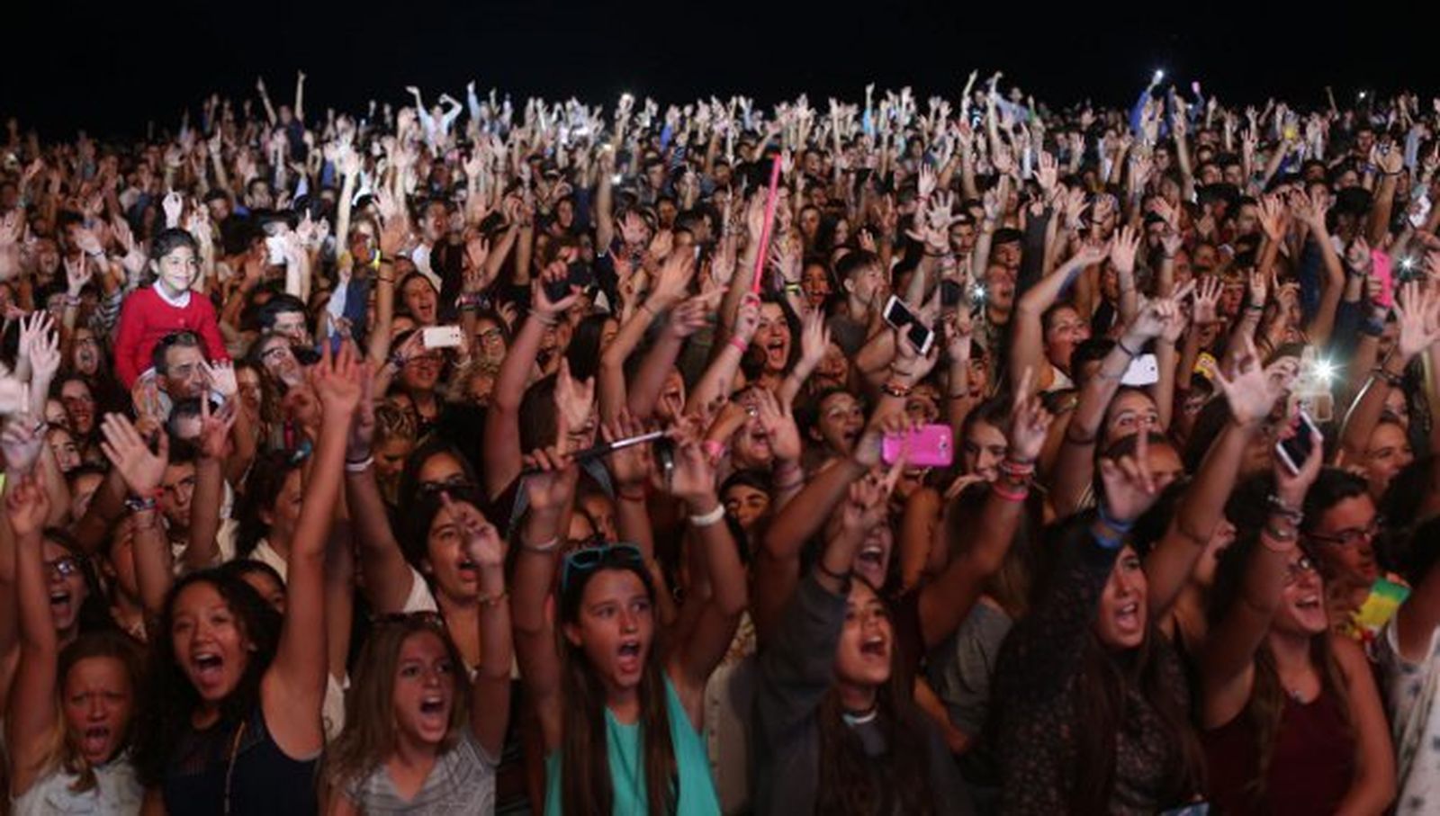 El público disfruta de un concierto celebrado hace unos años en la playa, a pocos metros del Paseo Marítimo.