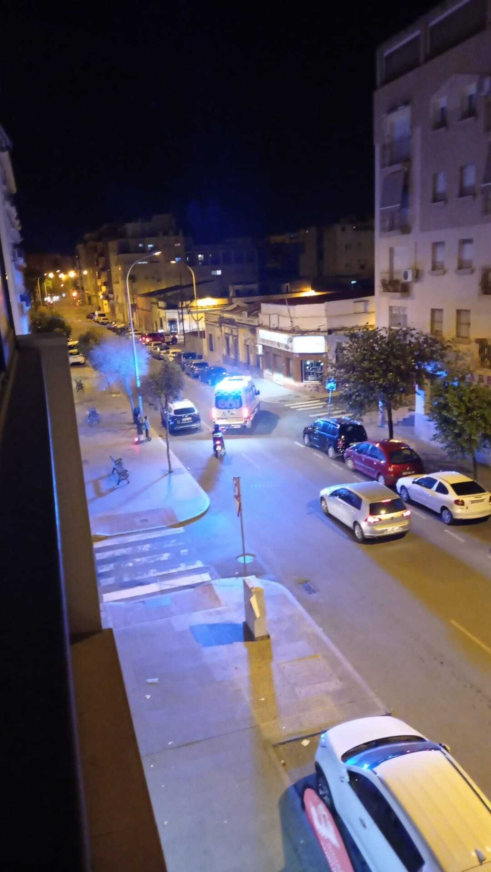 Ambulancia en la que se trasladó al herido en la noche del domingo.