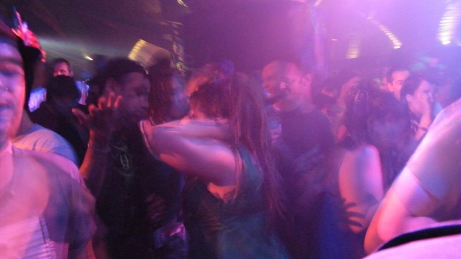 Personas bailando juntas en una discoteca.