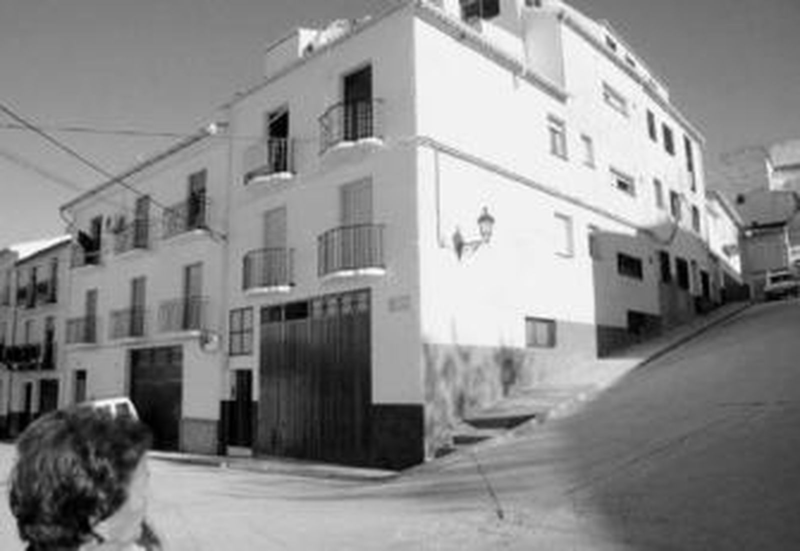 Según los primeros indicios, un brasero prendió la cuna del bebé en la casa que aparece en la imagen.