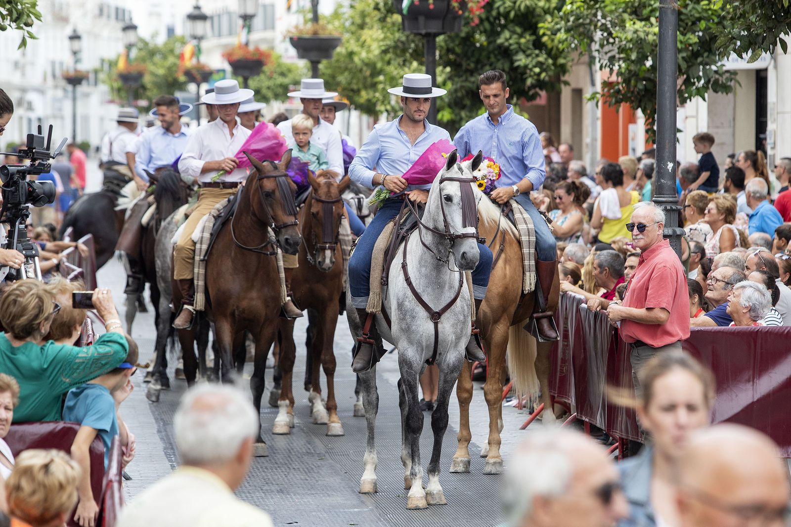 Imágenes de la ofrenda floral a la Patrona
