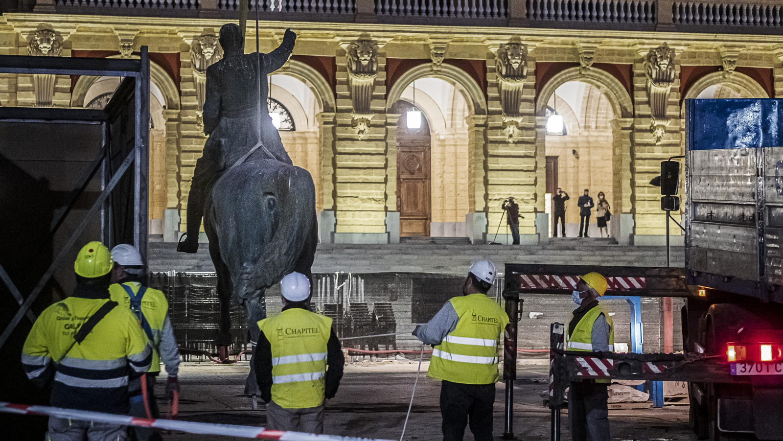 Retirada la estatua del general Varela de la plaza del Rey en San Fernando