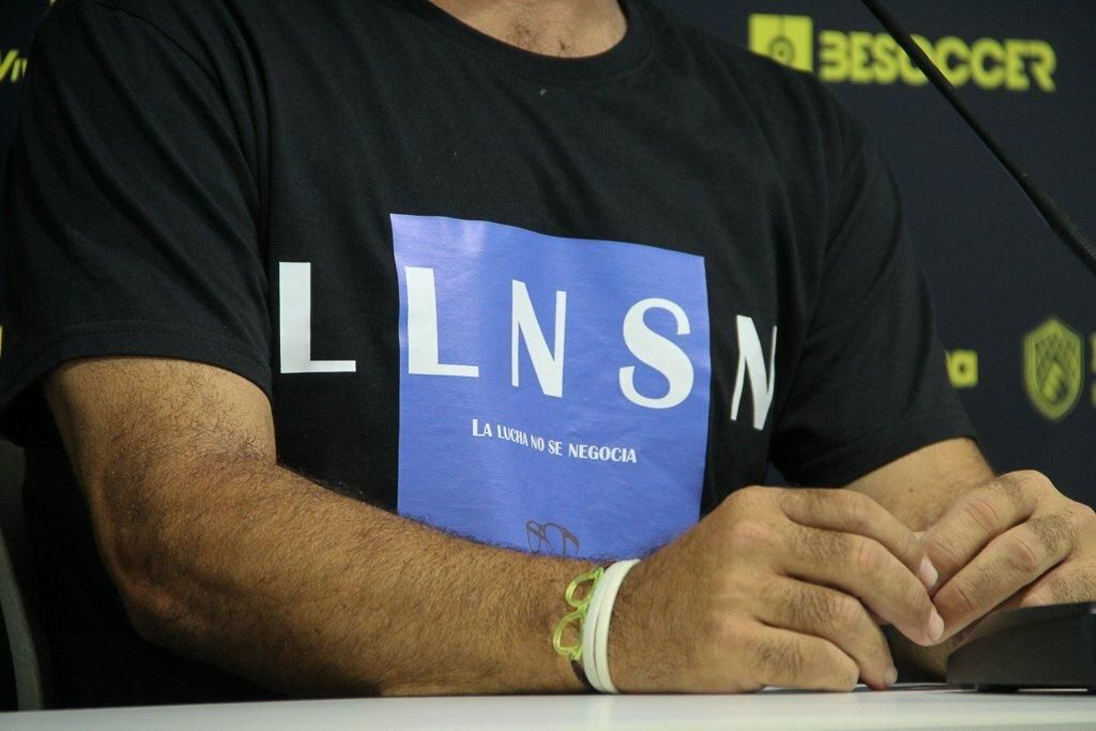 La leyenda de la camiseta que Álvaro Cervera lución en la rueda de prensa.